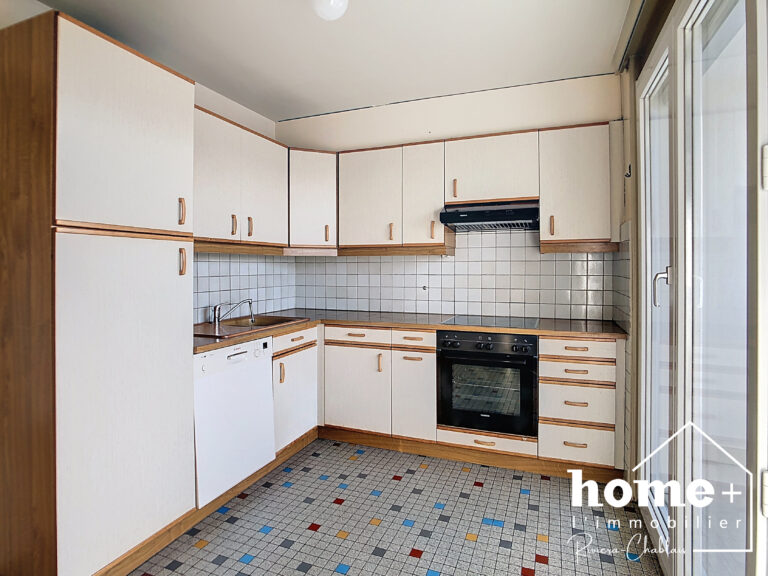 Appartement de 3,5 pièces avec vue dégagée et potentiel