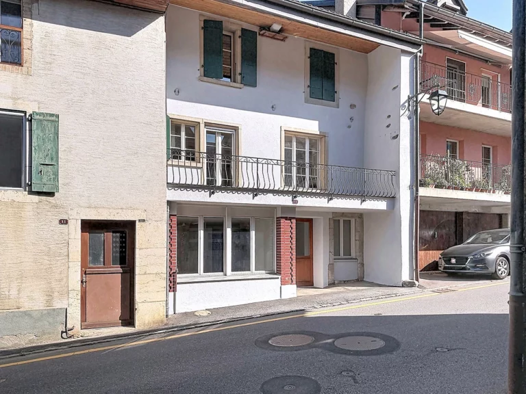 Saint-Livres – Spacieuse maison familiale avec arcade commerciale