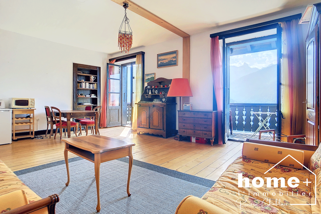 Grande chambre dans ancien hôtel