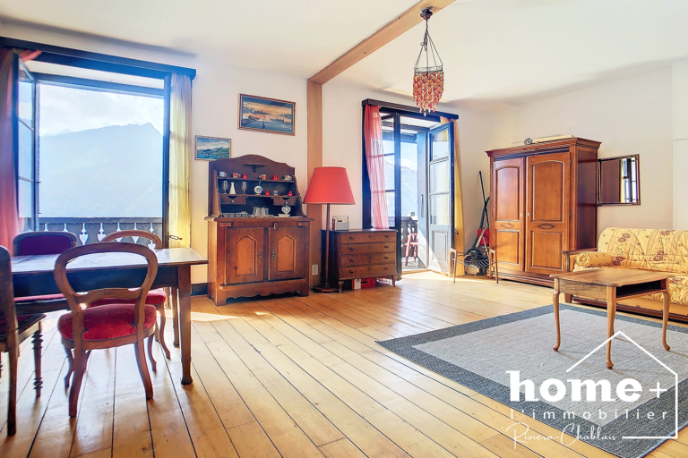Grande chambre dans ancien hôtel